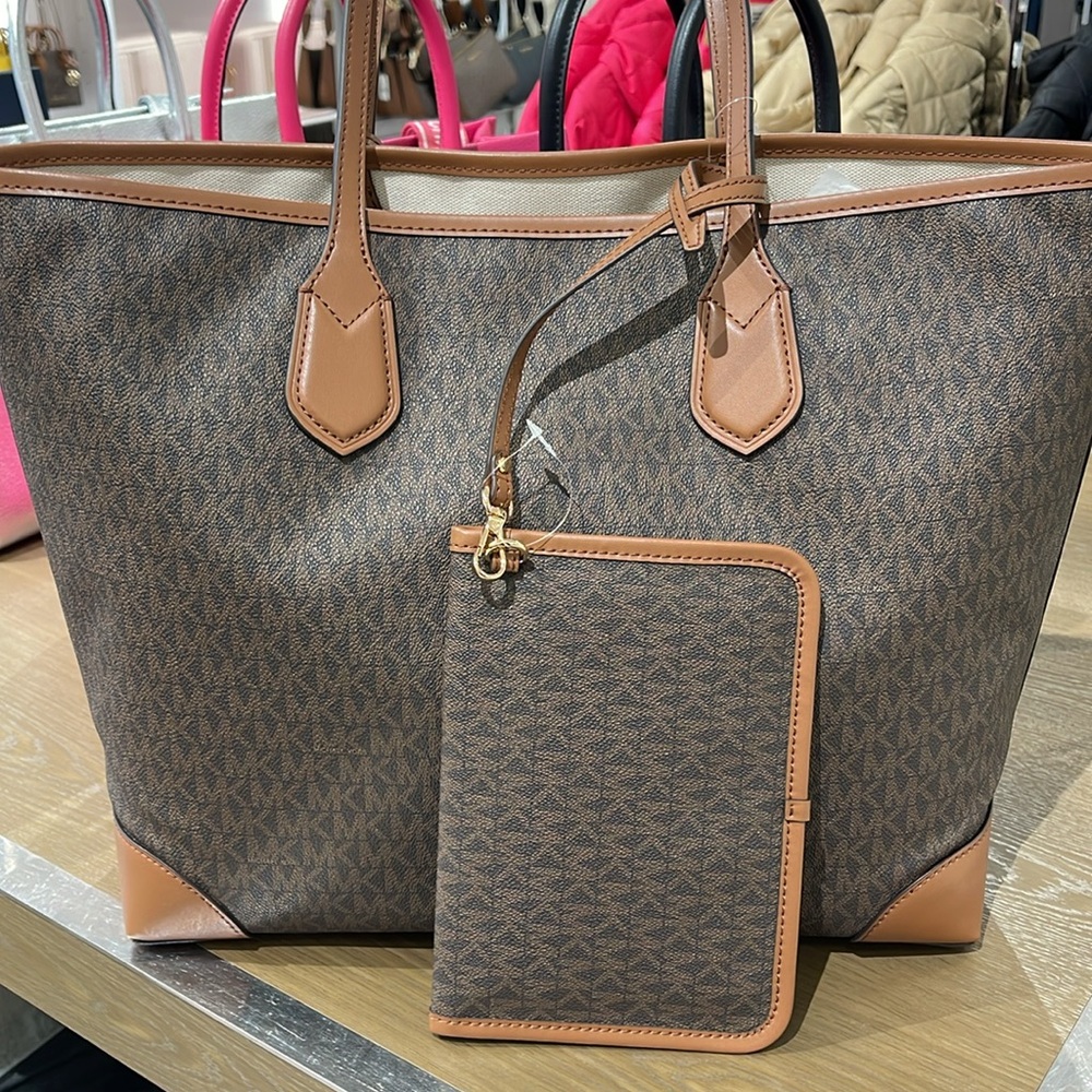 Michael Kors Eva Large Signature Logo Stripe Tote Bag
Brown 
NWT - Picture 7 of 16